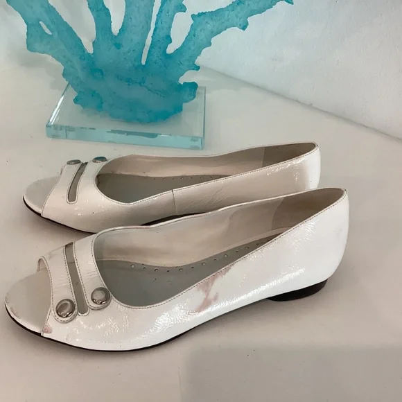 Michelle D White Patent Leather open toe slip in shoes flats Sz 6 M - Picture 10 of 13
